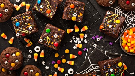 Why You Should Never Give Trick-Or-Treaters Homemade Treats